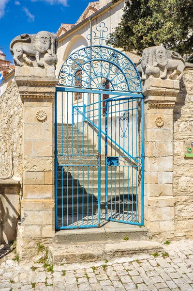 14. yüzyıldan beri bilinen Lofu dağ köyü (lofos-hill) yerel manzaranın özelliklerini tanımlar. Taş döşeli sokaklar, yumuşak yamaçlara tırmanıyor.       