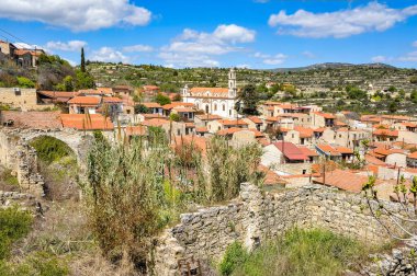 14. yüzyıldan beri bilinen Lofu dağ köyü (lofos-hill) yerel manzaranın özelliklerini tanımlar. Taş döşeli sokaklar, yumuşak yamaçlara tırmanıyor.       