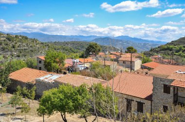 14. yüzyıldan beri bilinen Lofu dağ köyü (lofos-hill) yerel manzaranın özelliklerini tanımlar. Taş döşeli sokaklar, yumuşak yamaçlara tırmanıyor.       