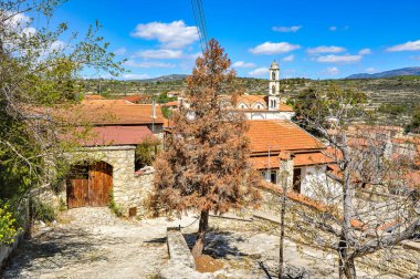 14. yüzyıldan beri bilinen Lofu dağ köyü (lofos-hill) yerel manzaranın özelliklerini tanımlar. Taş döşeli sokaklar, yumuşak yamaçlara tırmanıyor.       