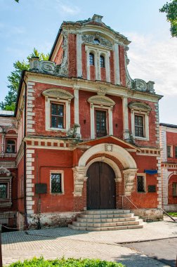 Averky Kirillov 'un malikanesinde, Avrupa Barok tarzı 18. yüzyılın başlarında yeniden yapılanma sırasında Rus modeline parça parça eklenmiştir..  