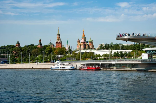 克里姆林宫的建筑从各个角度来看都是美丽的 但只能从莫斯科河对岸才能看到 — 图库照片
