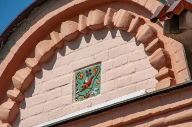 Beş kubbeli Tanrı Bilgeliği Kilisesi 17. yüzyılın ortalarında Rus tarzında inşa edildi ve 19. yüzyılda bir çan kulesi ve bir yemekhane ortaya çıktı.    
