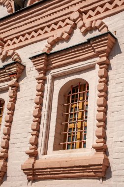 Beş kubbeli Tanrı Bilgeliği Kilisesi 17. yüzyılın ortalarında Rus tarzında inşa edildi ve 19. yüzyılda bir çan kulesi ve bir yemekhane ortaya çıktı.    