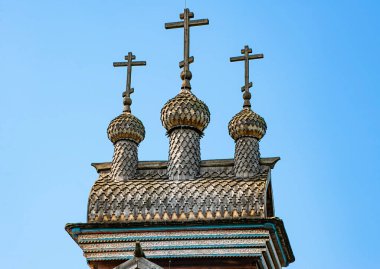 Kuzey Rusya 'nın orijinal mimarisi terk edilmiş köyler arasında Arkhangelsk bölgesinin uzak ormanlarında bulunan muhteşem St. George kilisesi tarafından temsil edilmektedir..  