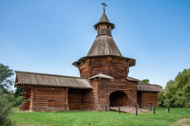 Rus Kuzey 'in sınırsız ormanları mimarlara mevcut olan tek yapı malzemesini sağladı. Evler, saraylar, kiliseler ve kaleler ustalıkla ahşaptan inşa edildi..       