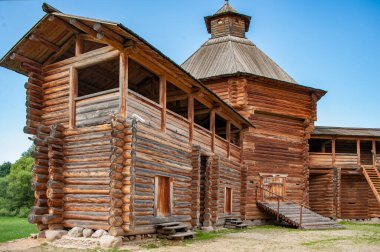 Rus Kuzey 'in sınırsız ormanları mimarlara mevcut olan tek yapı malzemesini sağladı. Evler, saraylar, kiliseler ve kaleler ustalıkla ahşaptan inşa edildi..       