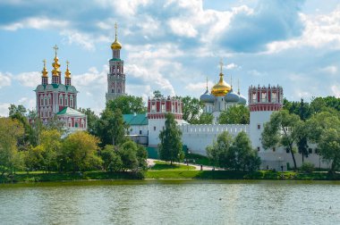Novodevichy Manastırı 17. yüzyılın sonunda kuruldu ve Moskova Barok tarzında harika bir mimari abidesidir..   