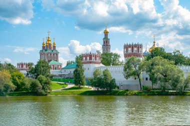 Novodevichy Manastırı 17. yüzyılın sonunda kuruldu ve Moskova Barok tarzında harika bir mimari abidesidir..   