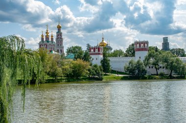 Novodevichy Manastırı 17. yüzyılın sonunda kuruldu ve Moskova Barok tarzında harika bir mimari abidesidir..   