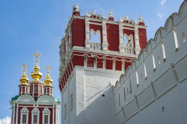 Novodevichy Manastırı 'nın duvarları ve kuleleri Çar Boris Godunov (1552-1605) tarafından inşa edildi ve 17. yüzyılın sonunda Moskova Barok tarzında yeniden inşa edildi..    