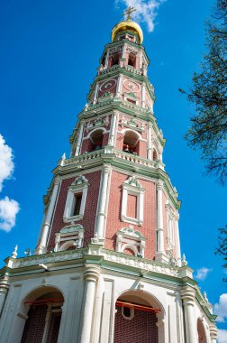 Novodevichy Manastırı 'nın çan kulesinin yedi sekizgen katlarında (küçük hanım için yeni manastır), Moskova Barok tarzı inşa, kiliseler ve çanlar için alternatif atari salonu.   