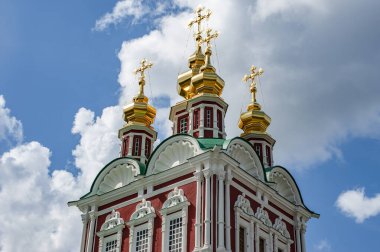 Kapı kiliseleri, Moskova Barok tarzında Novodevichy Manastırı 'nda hapsedilen Çar' ın (Çar 'ın kızı) kızı Sofia Alekseevna pahasına dikildi..   