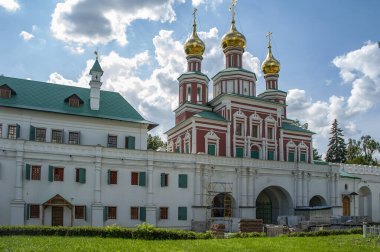 Kapı kiliseleri, Moskova Barok tarzında Novodevichy Manastırı 'nda hapsedilen Çar' ın (Çar 'ın kızı) kızı Sofia Alekseevna pahasına dikildi..   