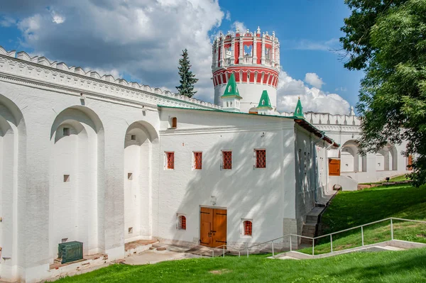 ノヴォディヴィチ修道院の壁や塔はツァル ボリス ゴドゥノフ 1552年 1605年 によって建てられ 17世紀末にモスクワ バロック様式で再建された — ストック写真