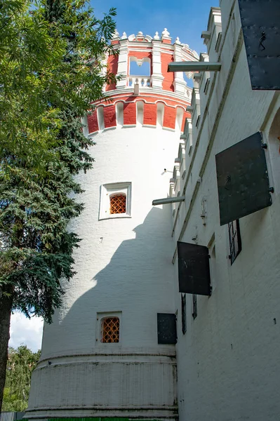 Novodevichy Manastırı 'nın duvarları ve kuleleri Çar Boris Godunov (1552-1605) tarafından inşa edildi ve 17. yüzyılın sonunda Moskova Barok tarzında yeniden inşa edildi..    