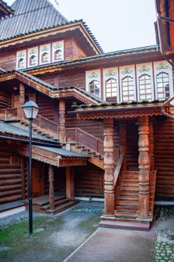 Çar Alexei Mikhailovich 'in Kolomenskoye' deki kır sarayı 1668 yılında inşa edilmiş ve 270 odadan oluşmuştur. Bugün, eski çizimlere göre tam bir kopyası yapıldı..   