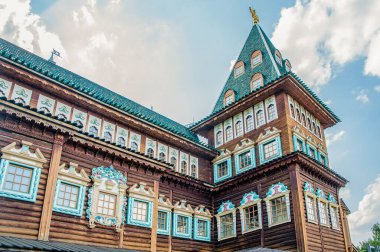 Çar Alexei Mikhailovich 'in Kolomenskoye' deki kır sarayı 1668 yılında inşa edilmiş ve 270 odadan oluşmuştur. Bugün, eski çizimlere göre tam bir kopyası yapıldı..   