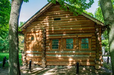 Çar 'ın malikanesinin duvarlı bölgesine Hükümdarın Yard' ı deniyordu. Korunmuş mimari anıtlar 17. yüzyılın ikinci yarısında dikildi..    