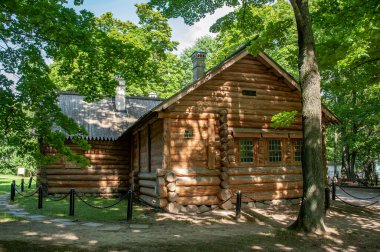 Çar 'ın malikanesinin duvarlı bölgesine Hükümdarın Yard' ı deniyordu. Korunmuş mimari anıtlar 17. yüzyılın ikinci yarısında dikildi..    