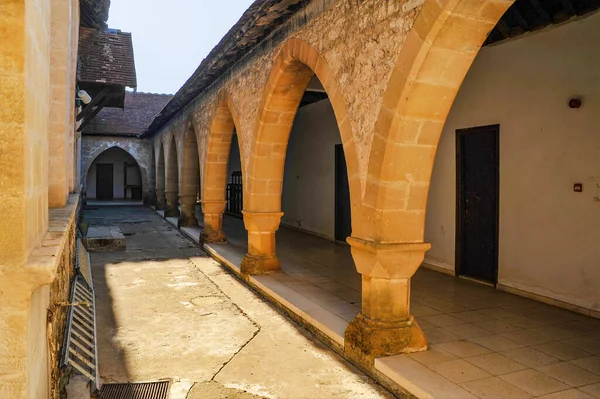 克里索罗亚斯修道院 Chrysoroyatissa Mother God Golden Garnet 于1152年在罗哈山的特罗多斯建立 我们时代的建筑物可以追溯到1770年 — 图库照片