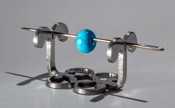 Perla de cristal azul en la aguja —  Fotos de Stock