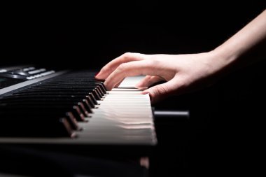 Synthesizer klavye parmaklar