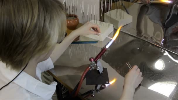 Mulher produzindo grânulo de vidro — Vídeo de Stock