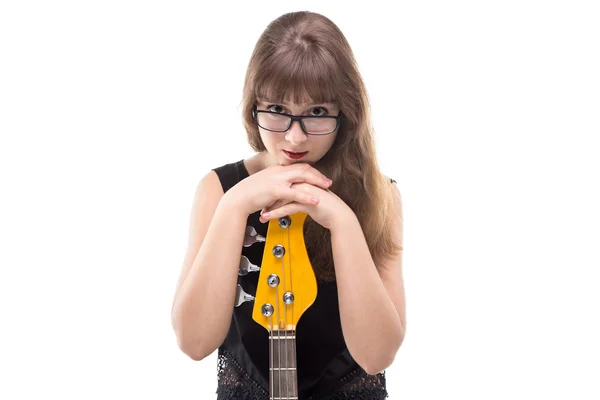 Sorridente ragazza adolescente con la chitarra — Foto Stock