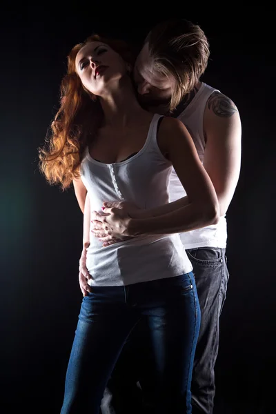 Vrouw met rood haar en knuffelen man — Stockfoto