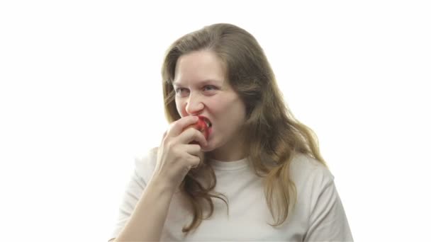 Mujer gorda comiendo manzana — Vídeo de stock