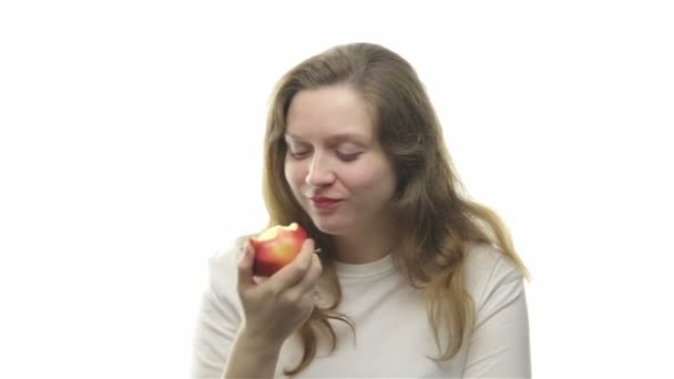 Жирная женщина ест яблоко — стоковое видео