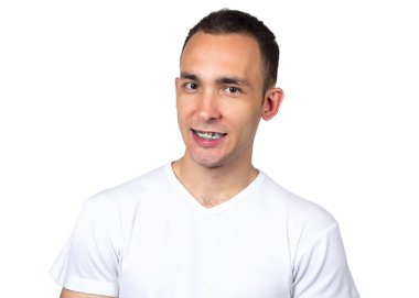 Esmer adam destekleri ile gülümseyen