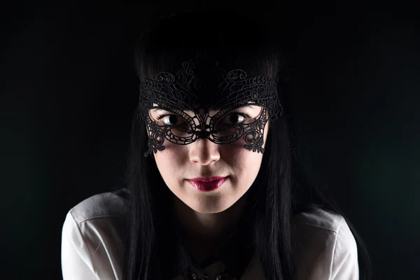 Брюнетка азиатская женщина и кружевная маска — стоковое фото