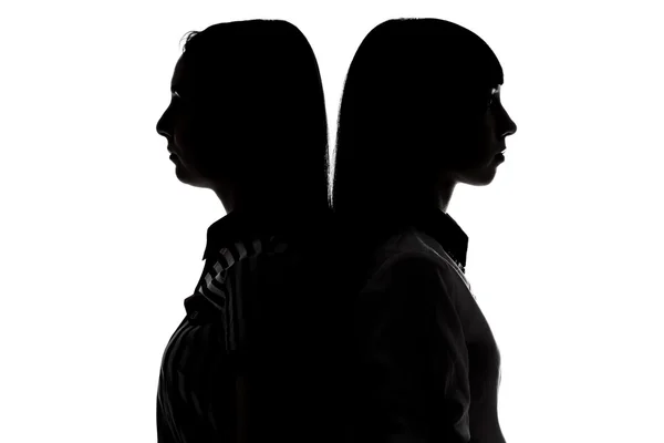 Sylwetka kobiet stojących back-to-back — Zdjęcie stockowe