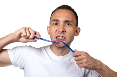 Şaşkın adam, parantez ve diş fırçası