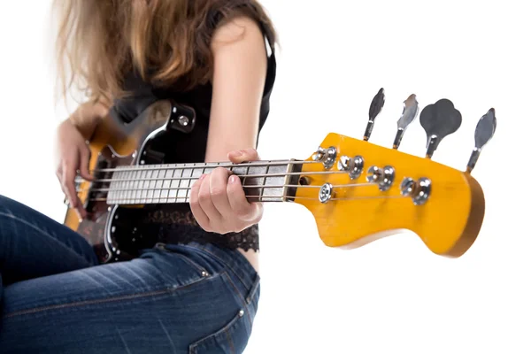 Adolescente tocando na guitarra baixo — Fotografia de Stock