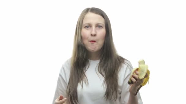 Bruneta žena jíst banán — Stock video