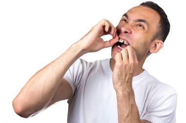 Esmer genç adam destekleri ile