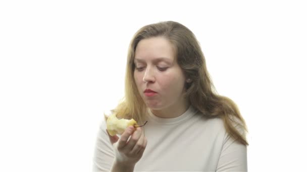 Mujer gorda comiendo pera — Vídeos de Stock