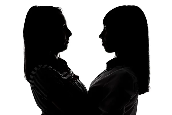 Sylwetka kobiet patrząc na siebie — Zdjęcie stockowe