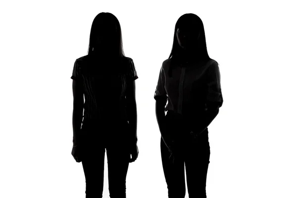 Silhouet van twee jonge vrouwen — Stockfoto