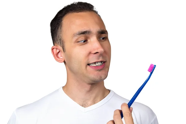 Brunette homme regardant la brosse à dents — Photo