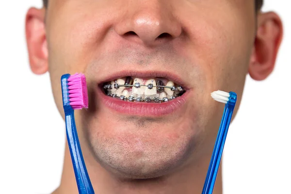 İki diş fırçası ile genç adam — Stok fotoğraf