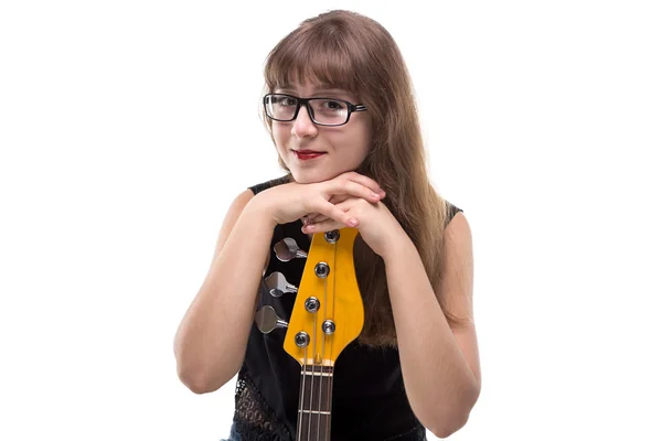 Menina adolescente feliz com guitarra — Fotografia de Stock