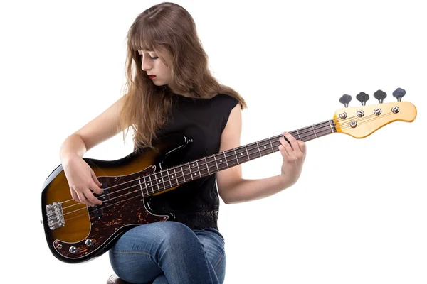 Adolescente sérieuse jouant à la guitare — Photo