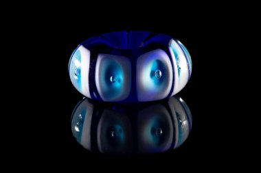 Mavi ve beyaz cam boncuk