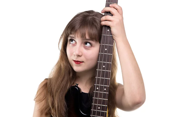Ragazza adolescente che tiene una chitarra, guardando in alto — Foto Stock