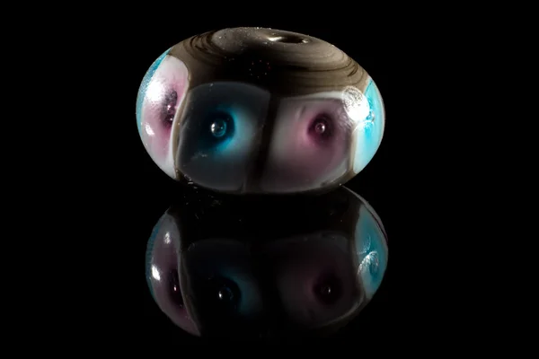Perle di vetro di colore con riflesso — Foto Stock
