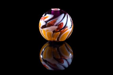 Şeffaf ve renkli cam boncuk